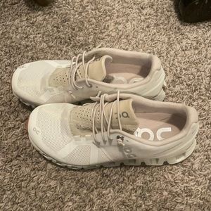 Lightly worn on clouds women’s size 6 running shoes